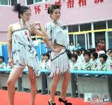permainan online apidewa Permaisuri Yuanxi, yang mengenakan jubah naga, tiba-tiba melompat dengan cekatan.